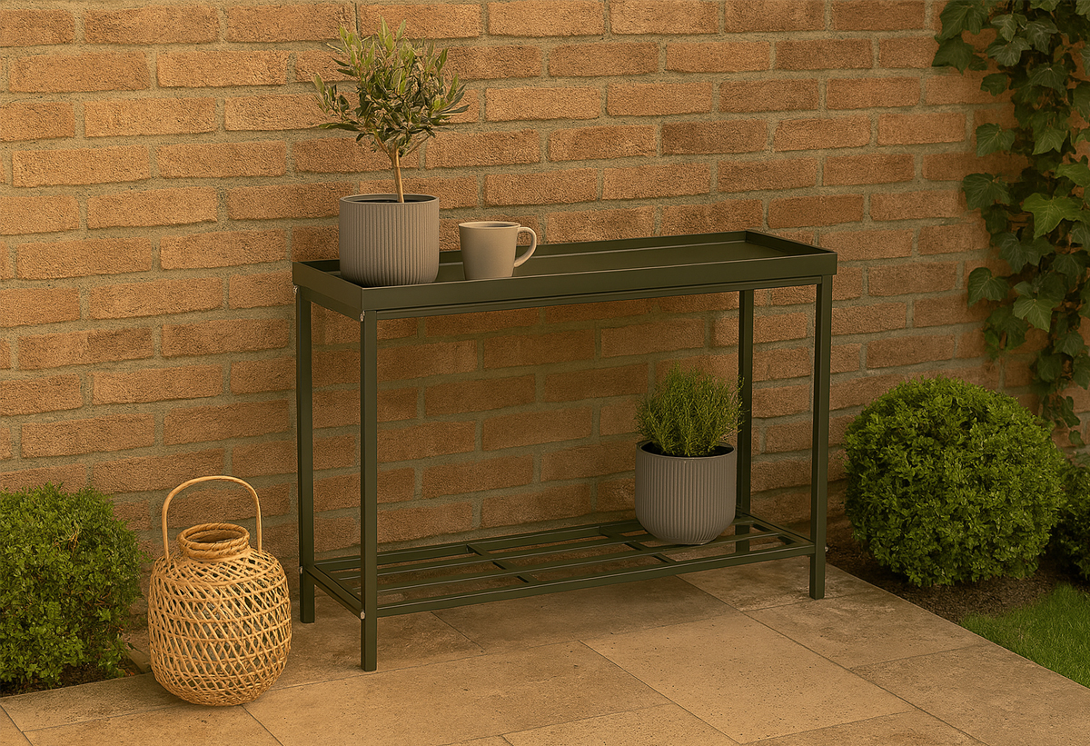 Απεικονίζεται το τραπέζι κήπου σε έναν κήπο.